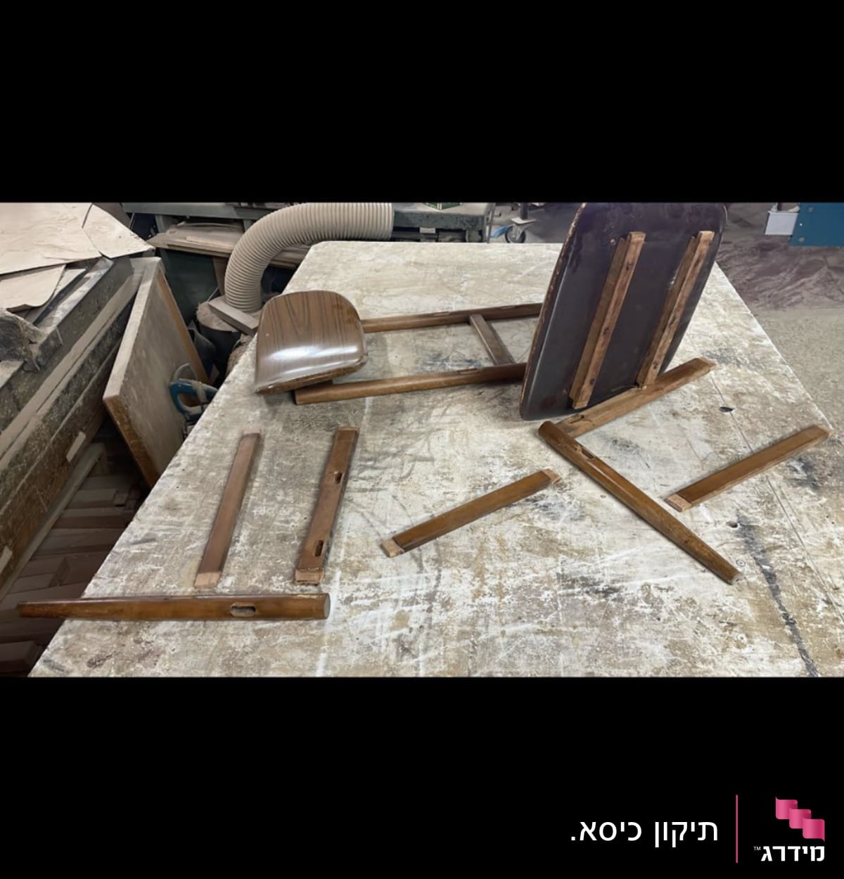 חלקי כיסא עץ מפורקים על שולחן עבודה